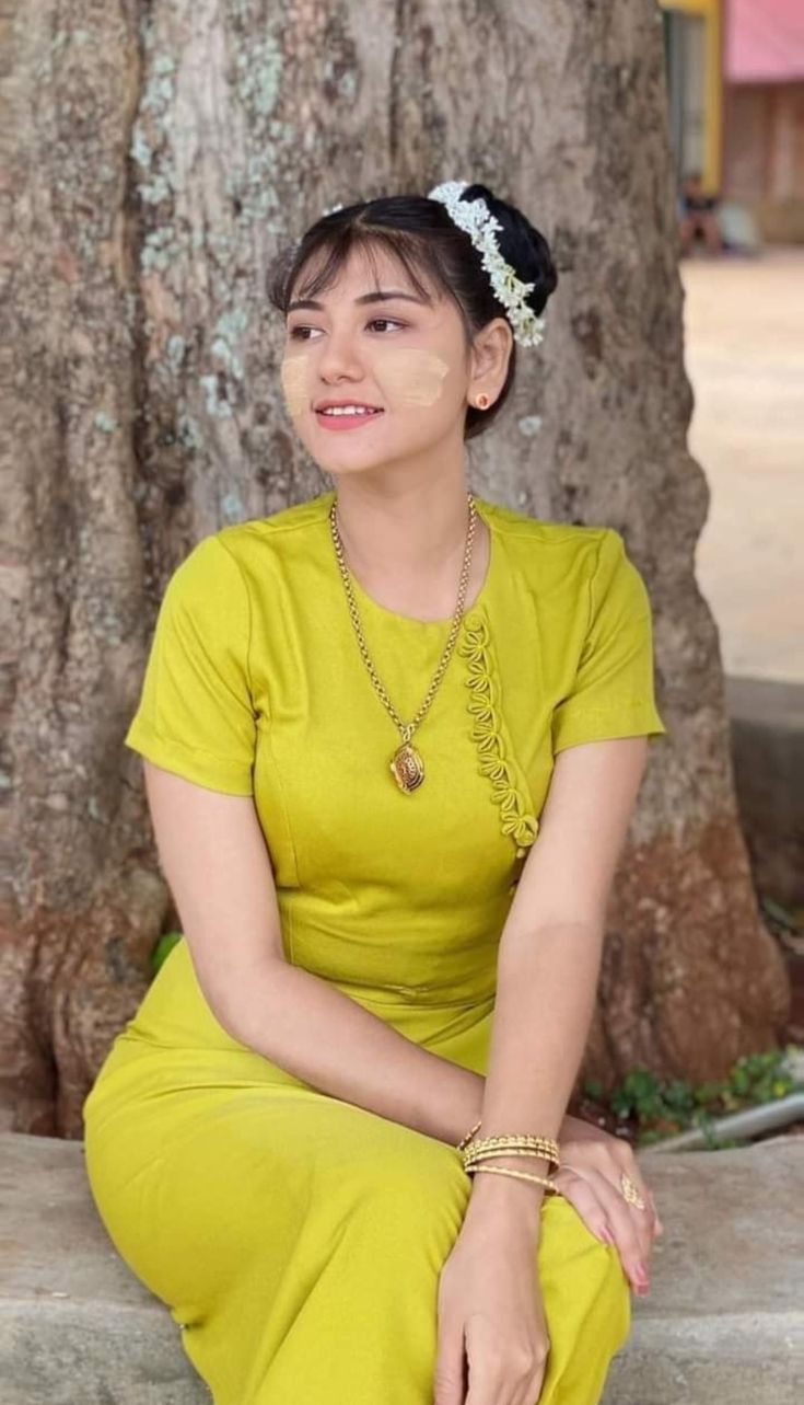 သူဌေးမိန်းမသုံးယောက် နှင့် လင်ငယ်အကျဉ်းသားဘဝ